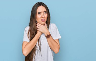 Günlük beyaz tişört giyen genç İspanyol kız boğularak öldü diye bağırıyor. Sağlık problemi. Boğulma ve intihar konsepti. 