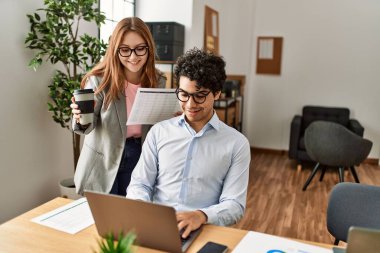 Ofiste çalışırken gülümseyen iki iş adamı..