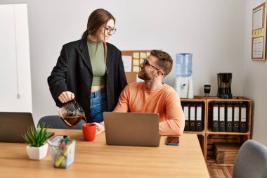 Ofiste çalışan ve kahve içen iki beyaz iş adamı..