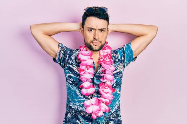 Yaz tarzı kuşkucu ve gergin giyinen İspanyol genç adam sorun yüzünden üzgün. negatif kişi. 