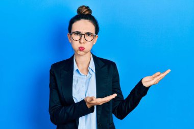 Avuç içleri açık, elinde komik suratıyla bir şeyler şişiren İspanyol bir kız. Ağzı havayla şişer, havayı yakalar.. 