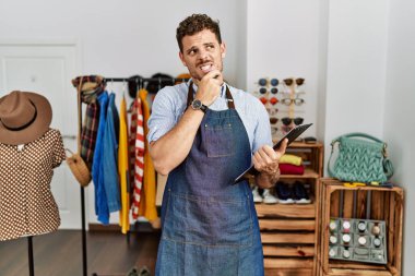 Perakende mağazasında müdür olarak çalışan yakışıklı genç adam bir soru hakkında endişeli ve gergin bir şekilde düşünüyor. 