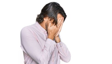 Orta yaşlı yakışıklı iş gömleği giyen, suratını ellerle örten ve ağlayan bir adam. depresyon kavramı. 