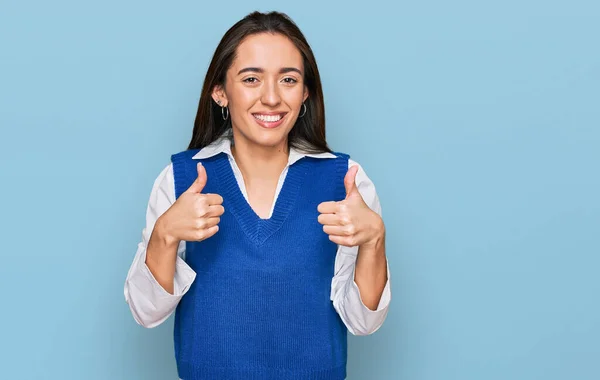 Menina Hispânica Jovem Vestindo Roupas Casuais Sinal Sucesso Fazendo Gesto — Fotografia de Stock