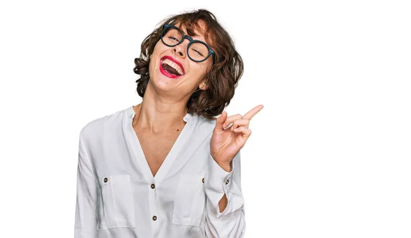 Mujer Hispana Joven Con Estilo Empresarial Gafas Con Una Gran —  Fotos de Stock