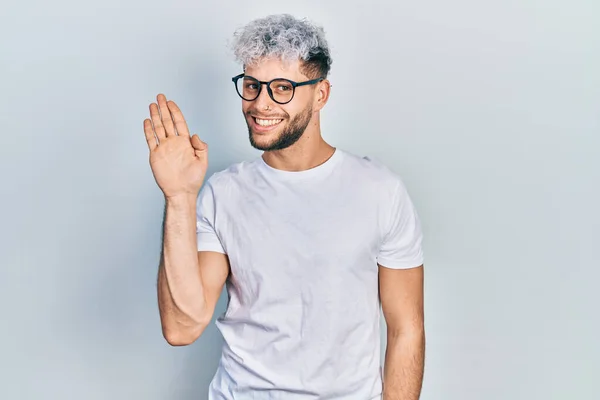Joven Hombre Hispano Con Pelo Teñido Moderno Usando Camiseta Blanca —  Fotos de Stock