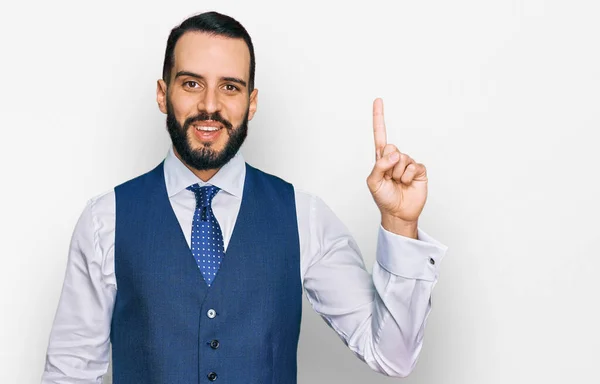 Joven Con Barba Usando Chaleco Negocios Mostrando Señalando Con Dedo — Foto de Stock