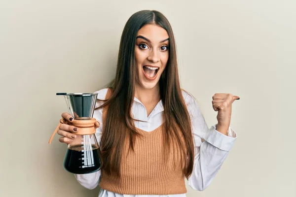 Belle Brune Jeune Femme Tenant Une Cafetière Soluble Pointant Pouce — Photo