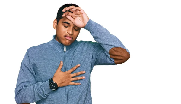 Ung Stilig Hispanic Man Bär Casual Sweatshirt Röra Pannan För — Stockfoto