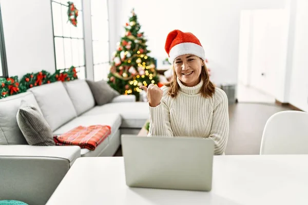 Frau Mittleren Alters Trägt Weihnachtsmann Hut Mit Laptop Lächelnd Mit — Stockfoto