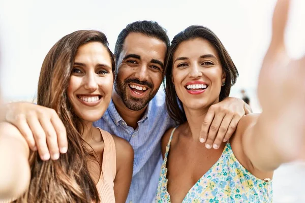 Três Jovens Amigos Hispânicos Sorrindo Felizes Abraçando Fazem Selfie Pela — Fotografia de Stock