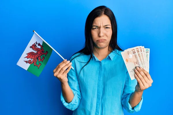 Mladá Latinská Žena Držící Vlajku Wales Libry Bankovek Skeptická Nervózní — Stock fotografie