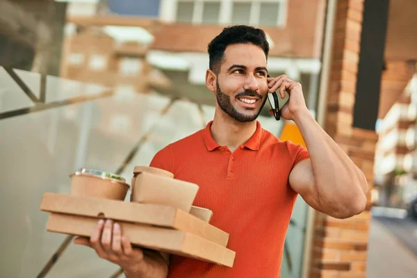 Jonge Spaanse Man Praat Smartphone Houdt Afhaaleten Stad — Stockfoto