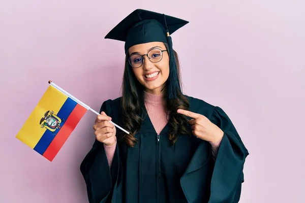 Молода Іспаномовна Жінка Уніформі Випускного Вечора Тримає Прапор Еквадору Посміхаючись — стокове фото