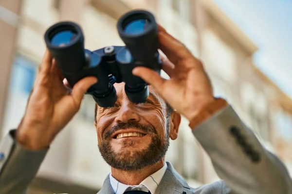 Empresário Meia Idade Busca Nova Oportunidade Usando Binóculos Cidade — Fotografia de Stock