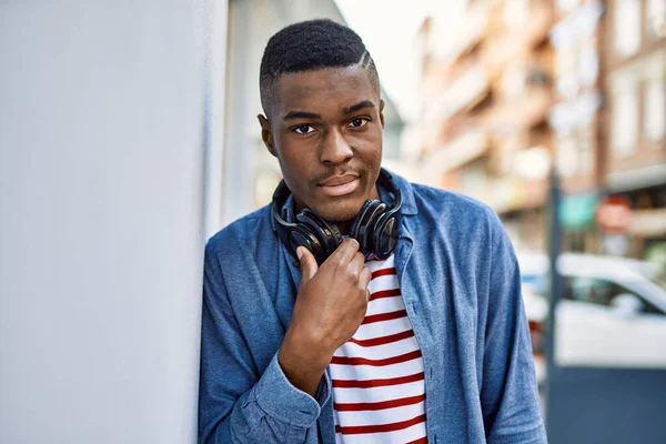 Fiatal Afro Amerikai Férfi Komoly Arckifejezéssel Fejhallgatóval Városban — Stock Fotó