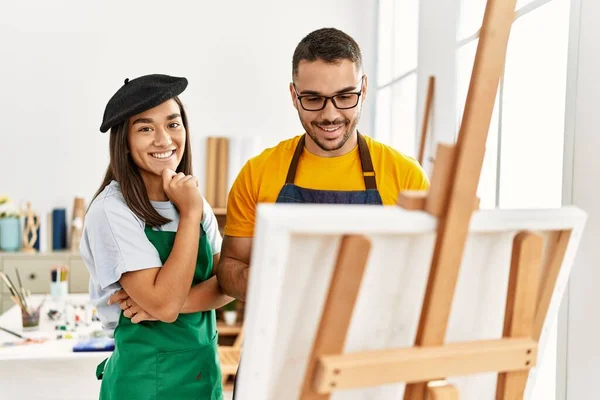 Young Hispanic Couple Smiling Happy Drawing Art Studio — ストック写真