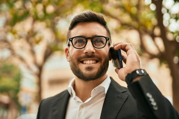 Νεαρός Ισπανός Επιχειρηματίας Χαμογελώντας Χαρούμενος Μιλώντας Στο Smartphone Της Πόλης — Φωτογραφία Αρχείου