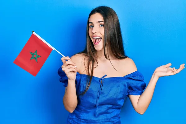 Mladá Brunetka Teenager Držení Morocco Vlajka Slaví Úspěch Veselým Úsměvem — Stock fotografie