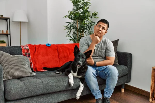 Jovem Latino Homem Cão Sentado Sofá Casa Com Mão Queixo — Fotografia de Stock