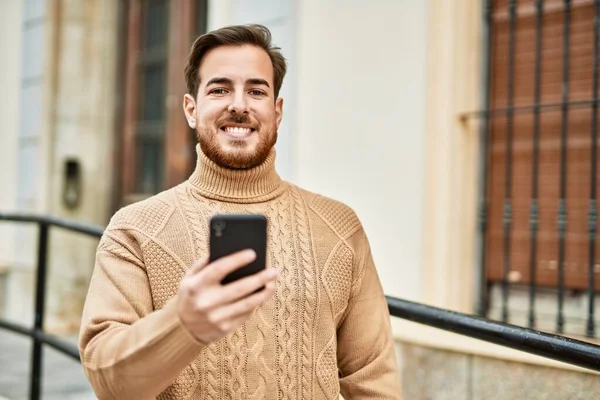 Joven Hombre Caucásico Sonriendo Feliz Usando Teléfono Inteligente Ciudad —  Fotos de Stock