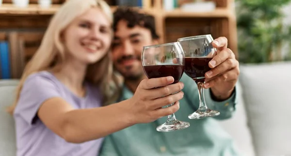 Pareja Joven Sonriendo Feliz Brindis Con Copa Vino Tinto Casa — Foto de Stock