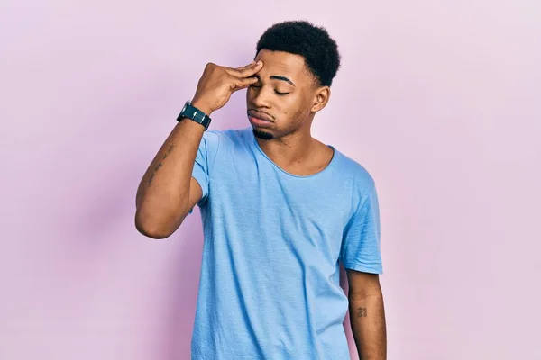 青いシャツを着た若いアフリカ系アメリカ人の男性は 額に手で問題を心配し 強調し 危機への不安と不安 — ストック写真