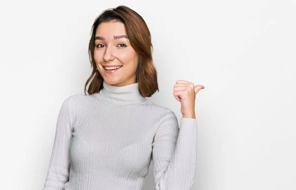 Ung Kaukasiska Flicka Bär Casual Kläder Ler Med Glada Ansikte — Stockfoto