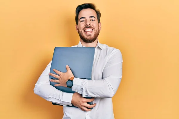 Όμορφος Καυκάσιος Άντρας Γενειάδα Αγκαλιάζει Φορητό Υπολογιστή Χαμογελώντας Και Γελώντας — Φωτογραφία Αρχείου
