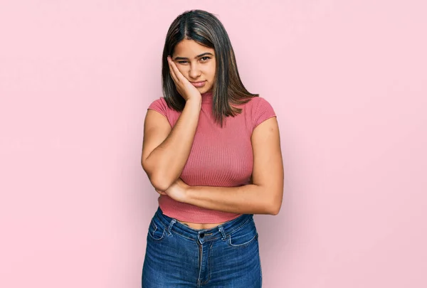 Menina Hispânica Jovem Vestindo Casual Shirt Pensando Parecendo Cansado Entediado — Fotografia de Stock