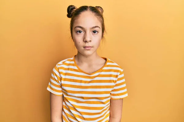 Schöne Brünette Kleine Mädchen Lässig Gestreiftem Shirt Entspannt Mit Ernstem — Stockfoto