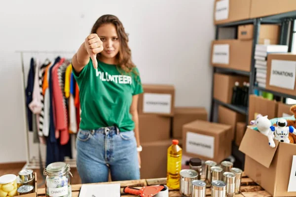Bağış Standında Gönüllü Tişört Giyen Güzel Spanyol Kadın Mutsuz Kızgın — Stok fotoğraf