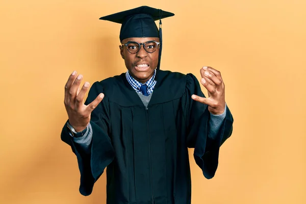 Joven Afroamericano Vestido Con Gorra Graduación Bata Ceremonia Gritando Frustrado — Foto de Stock