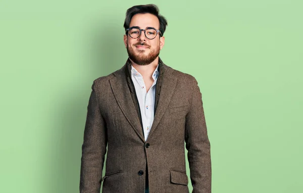 Joven Hombre Hispano Con Chaqueta Negocios Gafas Con Una Sonrisa —  Fotos de Stock