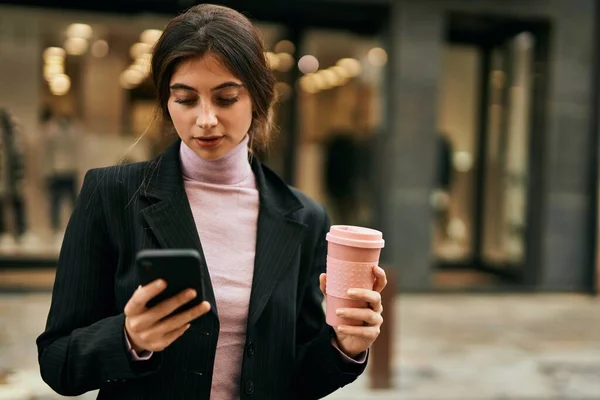 Mladý Krásný Businesswoman Pomocí Smartphone Pití Kávy Městě — Stock fotografie