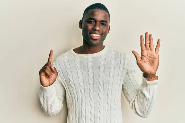 Jovem Afro Americano Vestindo Roupas Casuais Mostrando Apontando Para Cima — Fotografia de Stock