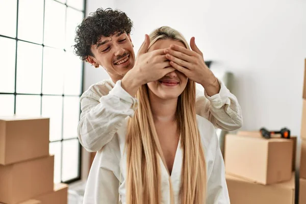 Man Verrassen Zijn Vriendin Dekking Ogen Nieuw Huis — Stockfoto