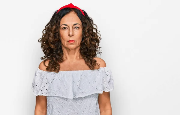 Mulher Hispânica Meia Idade Vestindo Roupas Casuais Com Expressão Séria — Fotografia de Stock