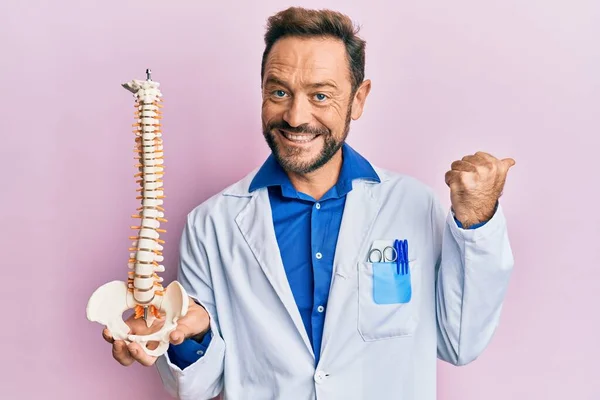 Médico Mediana Edad Hombre Sosteniendo Modelo Anatómico Columna Vertebral Apuntando — Foto de Stock