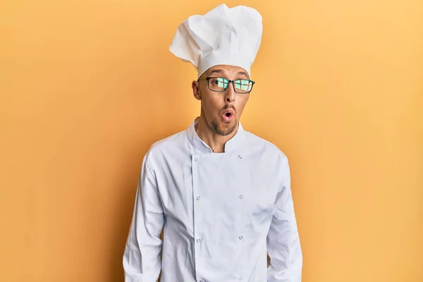 Φαλακρός Άντρας Μούσι Φορώντας Επαγγελματική Στολή Μάγειρα Φοβισμένος Και Σοκαρισμένος — Φωτογραφία Αρχείου