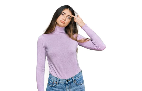 若い美しい10代の少女額ににきび 黒頭の醜い感染に不幸なポインティングタートルネックセーターを着ている にきびや皮膚の問題 — ストック写真