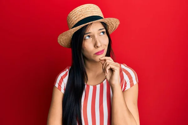 Jonge Latijn Vrouw Dragen Zomer Hoed Denken Geconcentreerd Twijfel Met — Stockfoto