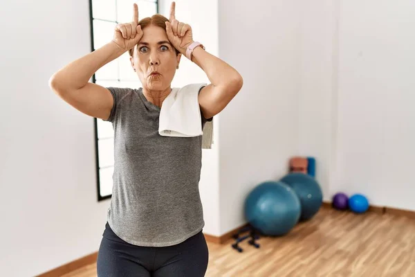 Středního Věku Žena Sobě Sportovní Vzhled Školení Tělocvičně Dělá Vtipné — Stock fotografie