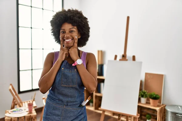 Young African American Woman Afro Hair Art Studio Smiling Open — Stock Photo, Image