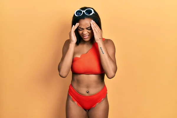 Giovane Ragazza Afroamericana Bikini Con Testa Testa Mal Testa Perché — Foto Stock