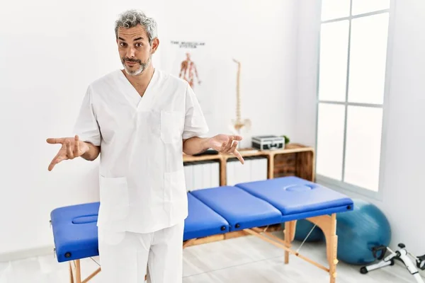 Medelålders Latinamerikansk Terapeut Man Som Arbetar Smärta Återhämtning Klinik Utan — Stockfoto
