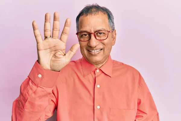 Középkorú Indiai Férfi Alkalmi Ruhát Szemüveget Visel Ötös Számú Ujjaival — Stock Fotó