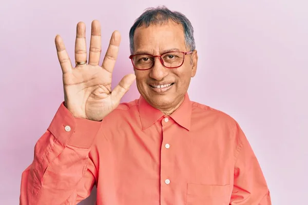 Hombre Indio Mediana Edad Vistiendo Ropa Casual Gafas Mostrando Señalando — Foto de Stock