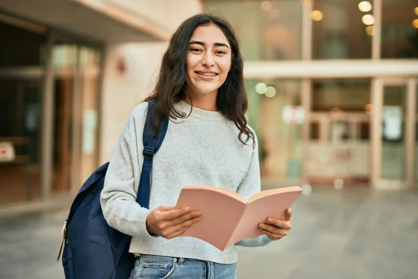 Jeune Étudiante Moyen Orient Fille Souriante Livre Lecture Heureux Ville — Photo