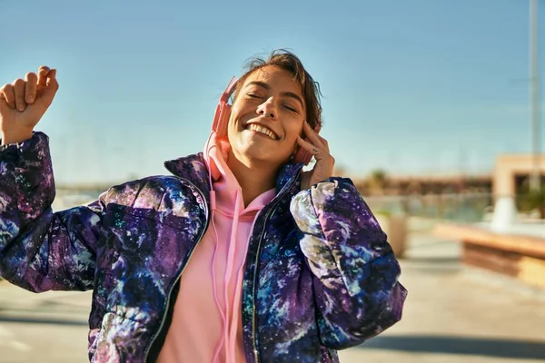 Mladá Hispánská Sportovní Žena Šťastně Usmívá Pomocí Sluchátek Tančících Městě — Stock fotografie